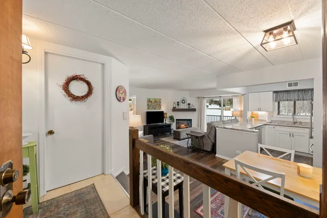 $350,000 | 404 Melrose Avenue, Unit 103, Glen Ellyn, IL 60137