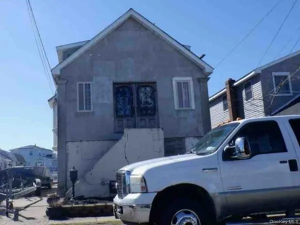 $572,400 | 717 South 9th Street, Lindenhurst, NY 11757