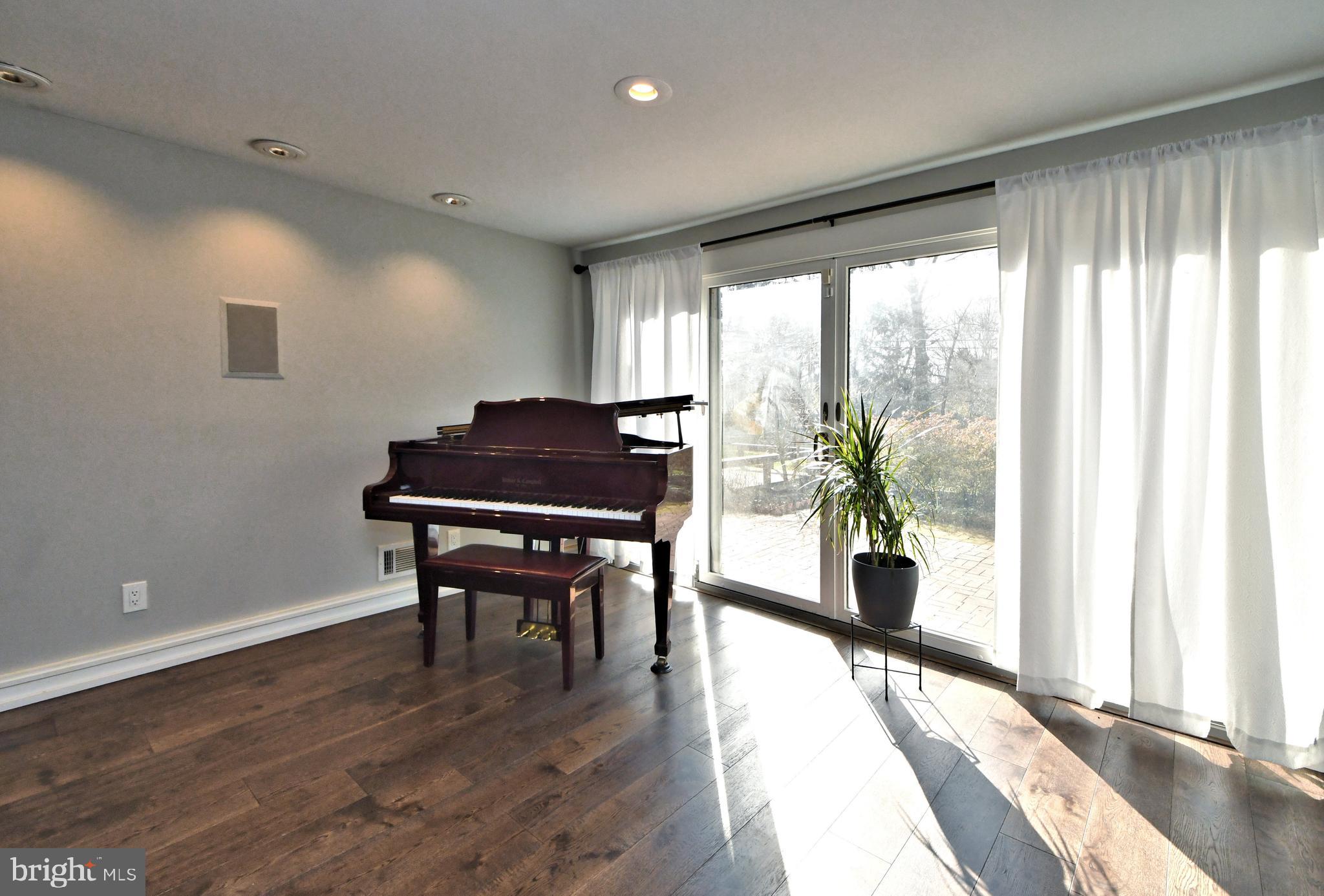 2002 Hilltop Road Flourtown, PA 19031 - Photo 23 of 64 Family room