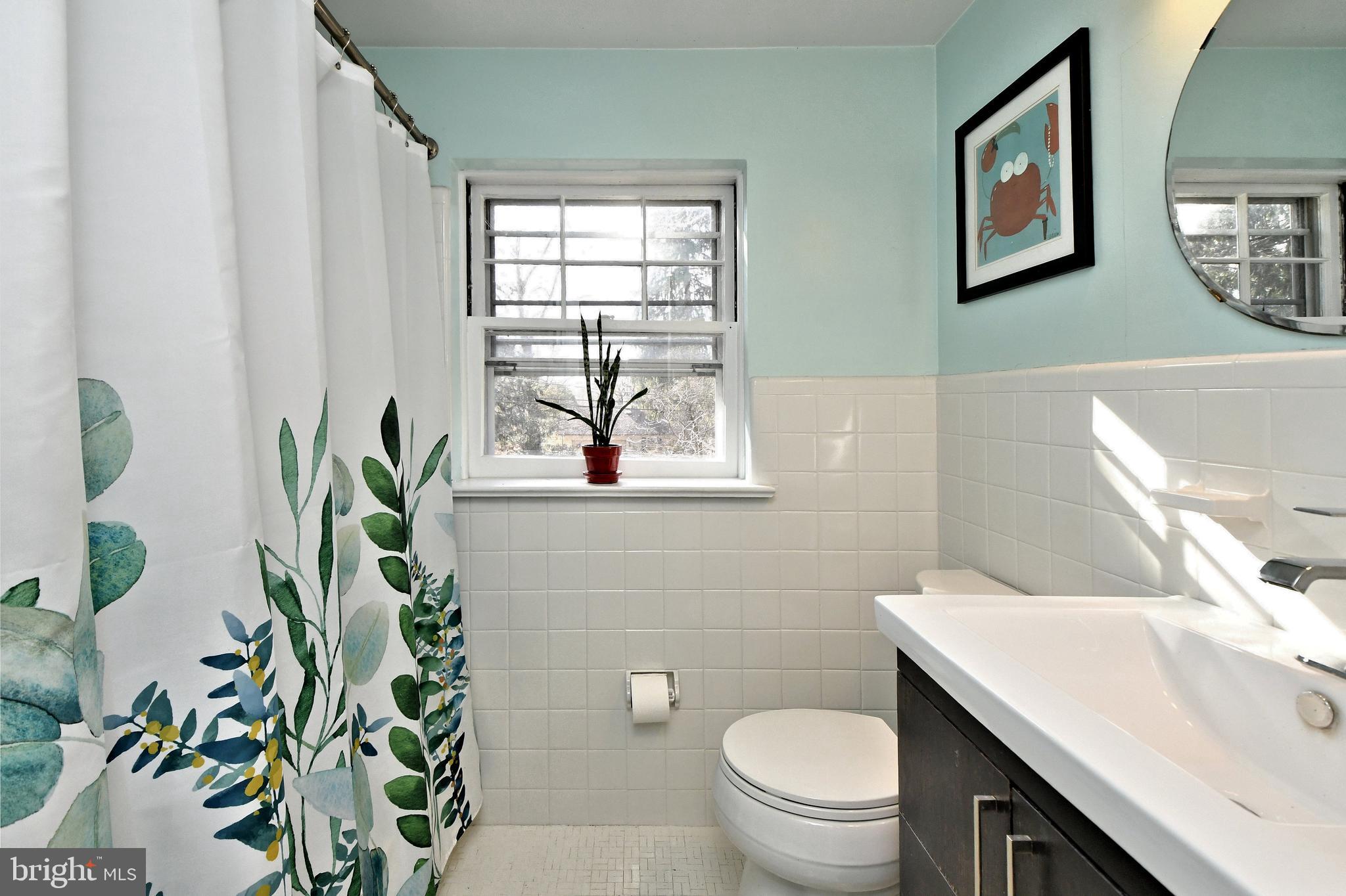 2002 Hilltop Road Flourtown, PA 19031 - Photo 50 of 64 Hall bathroom with tub