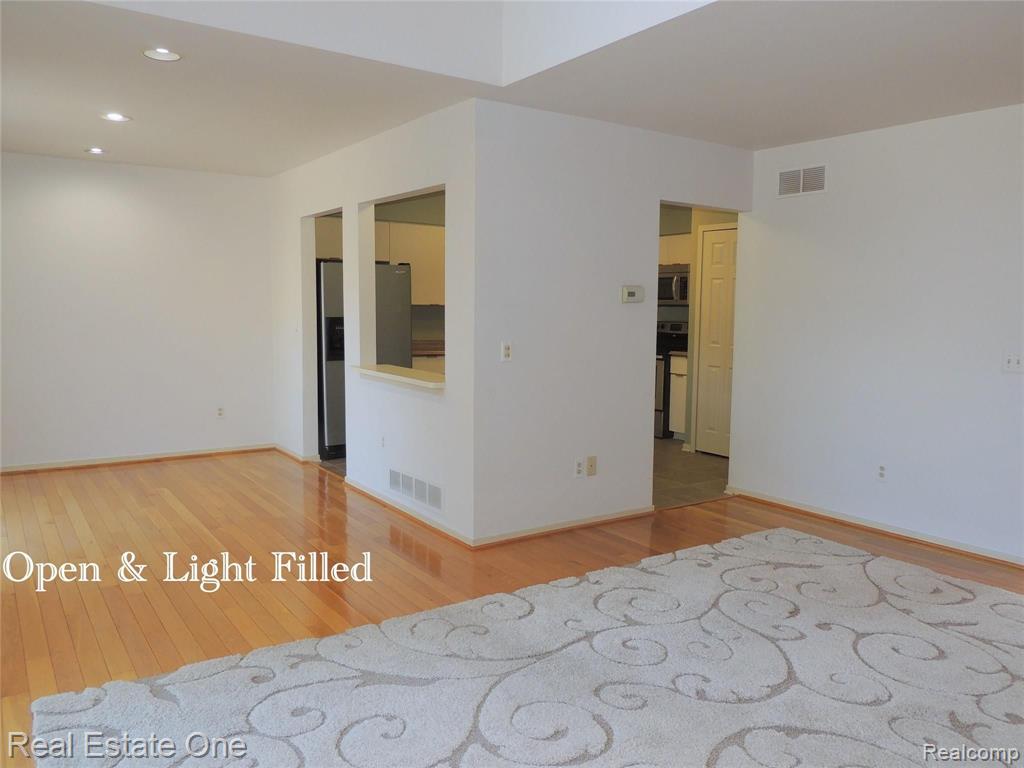 678 Highgate Mews, Unit 144 Rochester Hills, MI 48307 - Photo 4 of 26