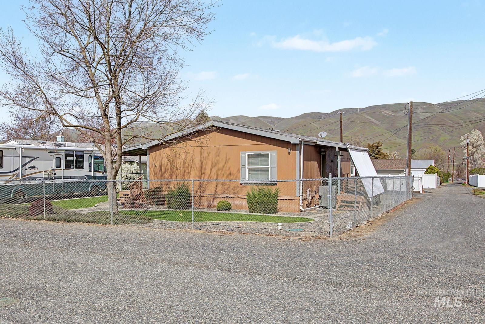 1480 Birch Street Clarkston, WA 99403 - Photo 2 of 30 View of front of house with a fenced front yard and a mountain view