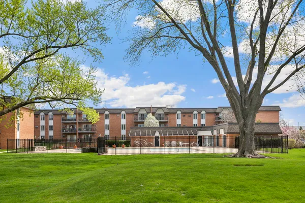 $225,000 | 4250 Saratoga Avenue, Unit L214, Downers Grove, IL 60515