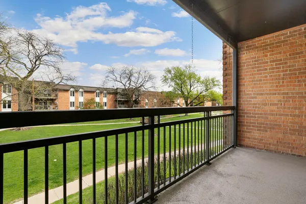 $225,000 | 4250 Saratoga Avenue, Unit L214, Downers Grove, IL 60515