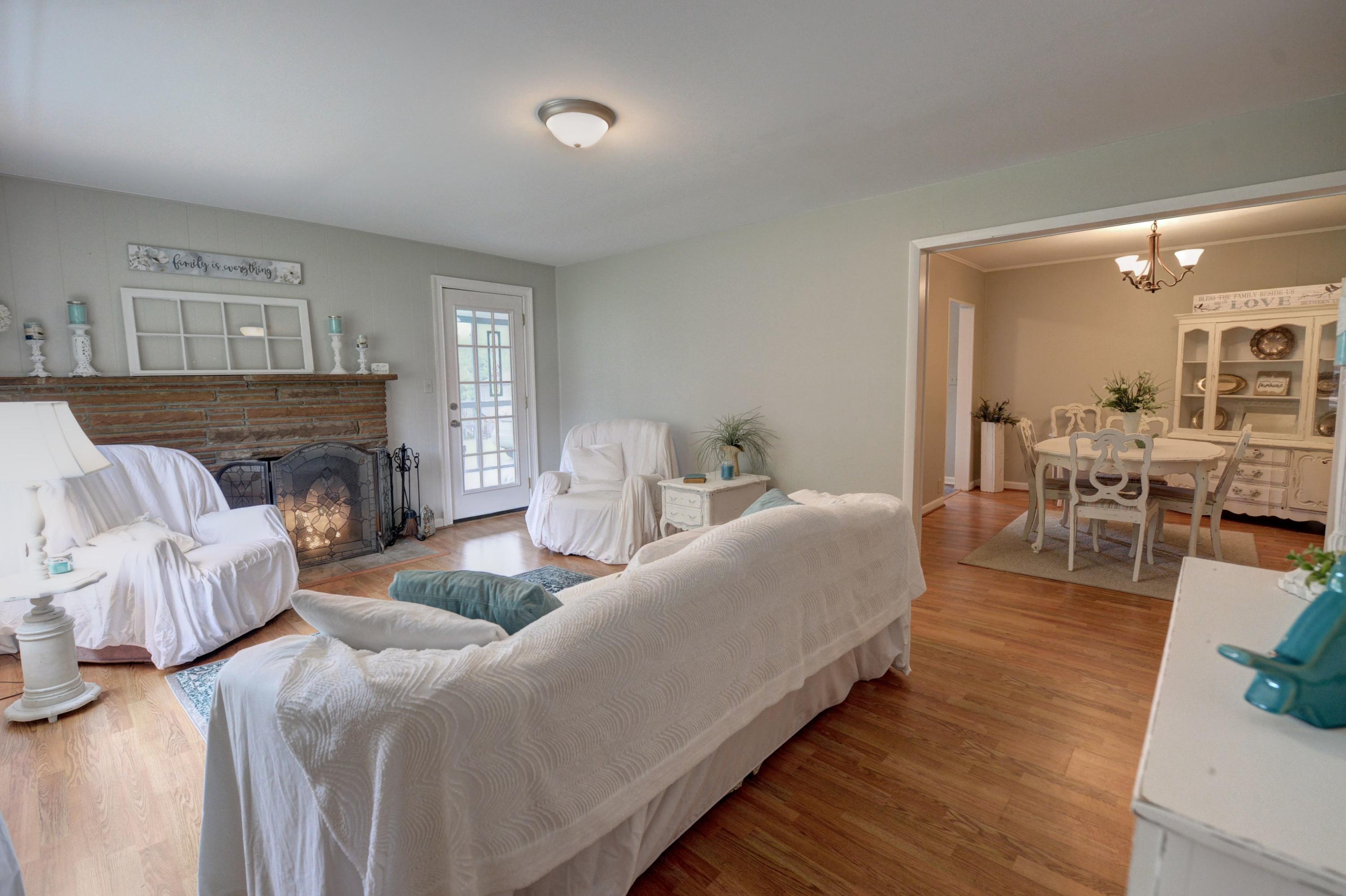 5-447 old graysville living dining