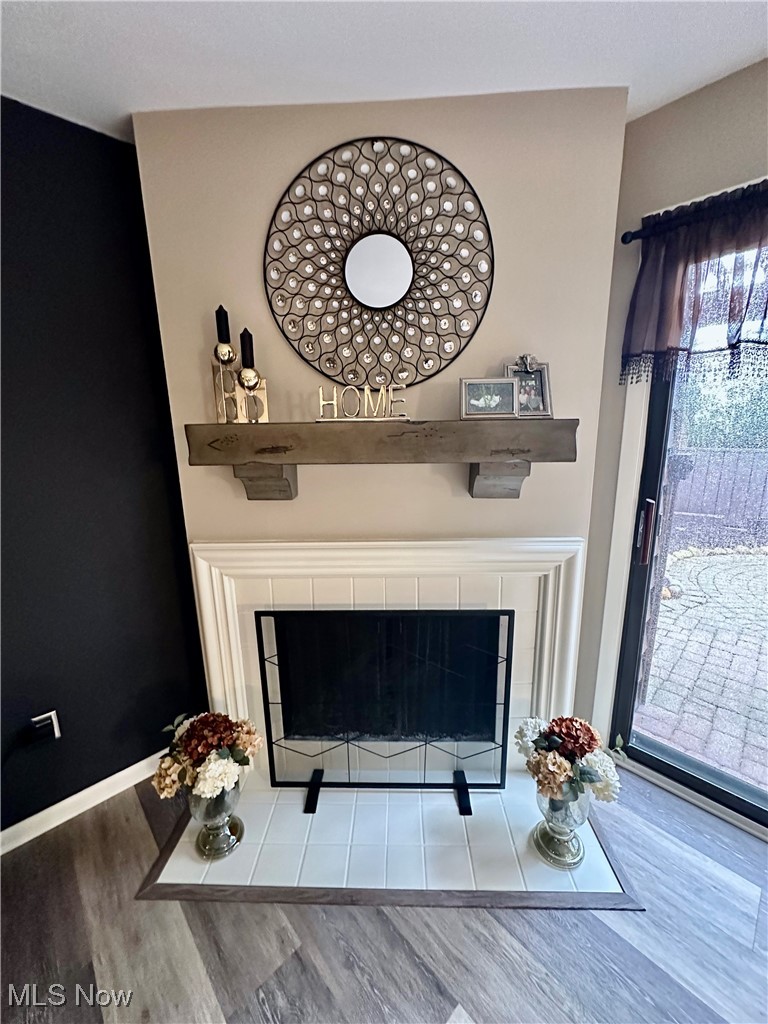 565 Hampton Ridge Drive Akron, OH 44313 - Photo 11 of 24 GAS FIREPLACE IN FAMILY ROOM.