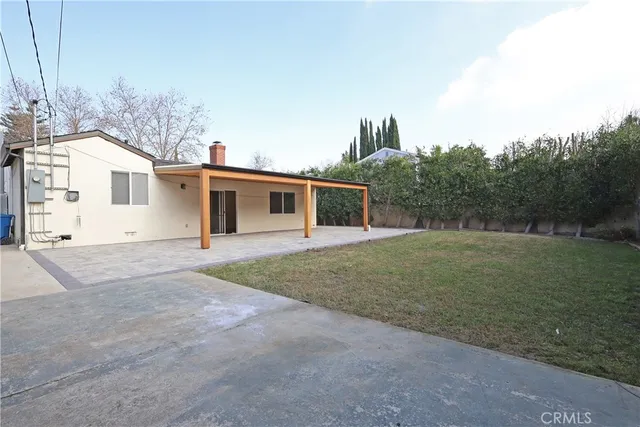 a view of a house with backyard and garden