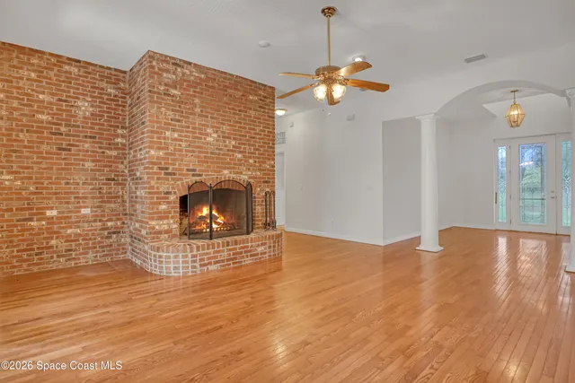 a view of empty room with window