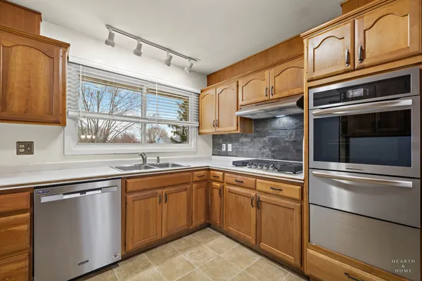 $399,900 | 582 Arthur Drive, Cary, IL 60013