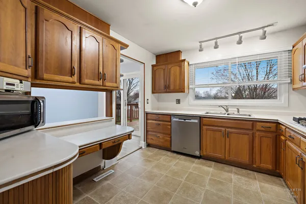 $399,900 | 582 Arthur Drive, Cary, IL 60013