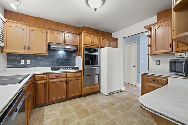 $399,900 | 582 Arthur Drive, Cary, IL 60013