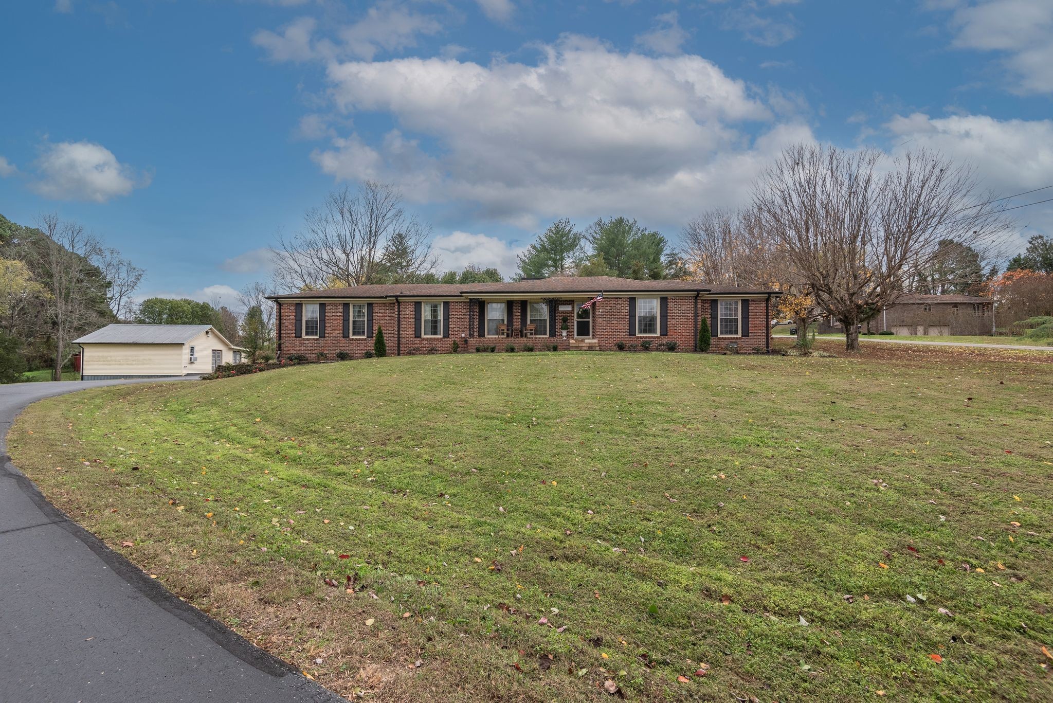 a view of a house with yard and deck