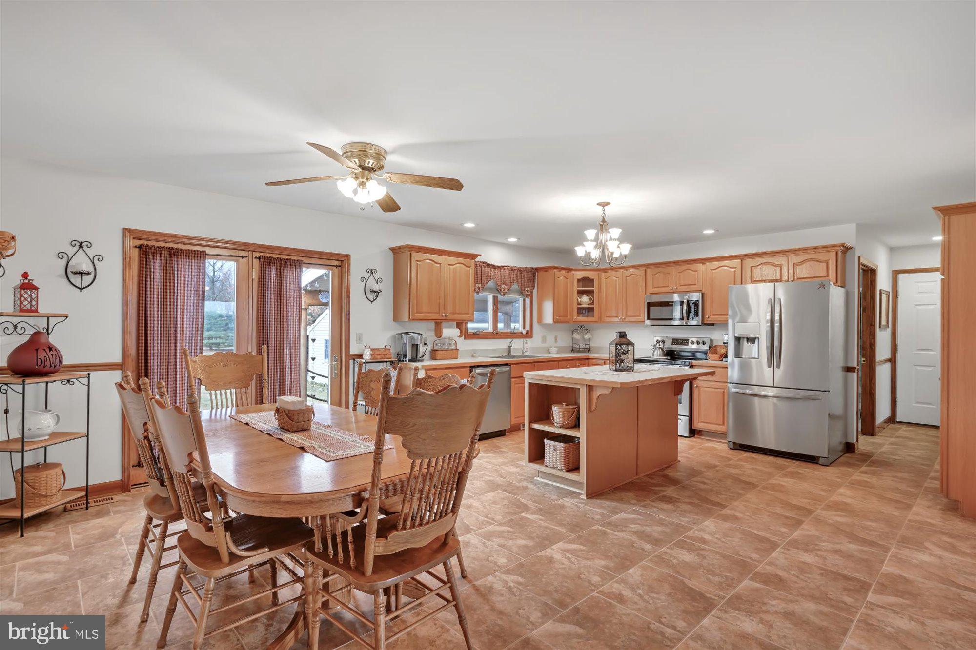176 Mountain View Road Mount Holly Springs, PA 17065 - Photo 8 of 43 Large Eat-in Country Kitchen