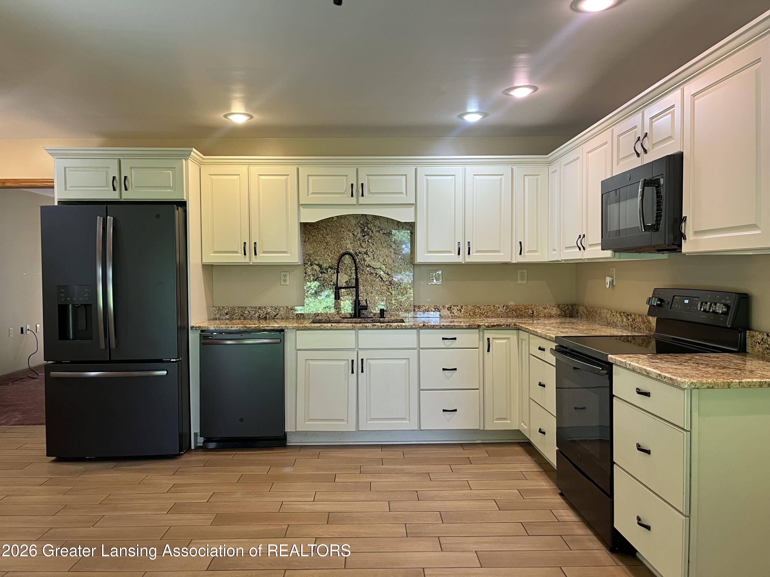 13708 Oneida Road Grand Ledge, MI 48837 - Photo 6 of 22 IMG_1032