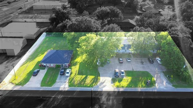 an aerial view of a yard