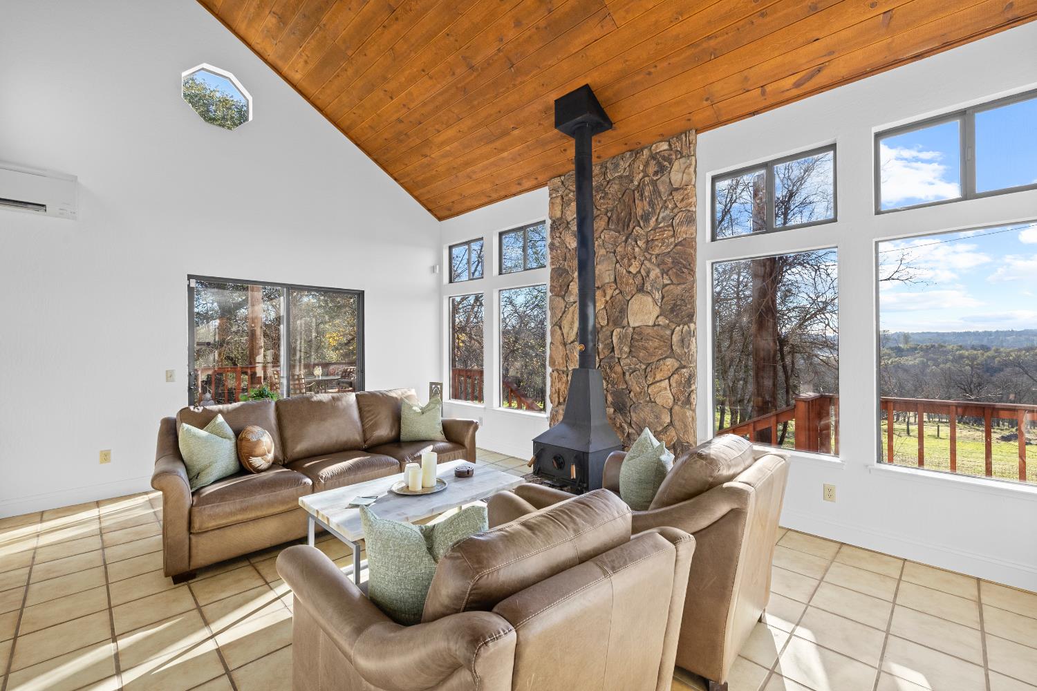 11700 Quail Road Auburn, CA 95602 - Photo 11 of 44 Livingroom