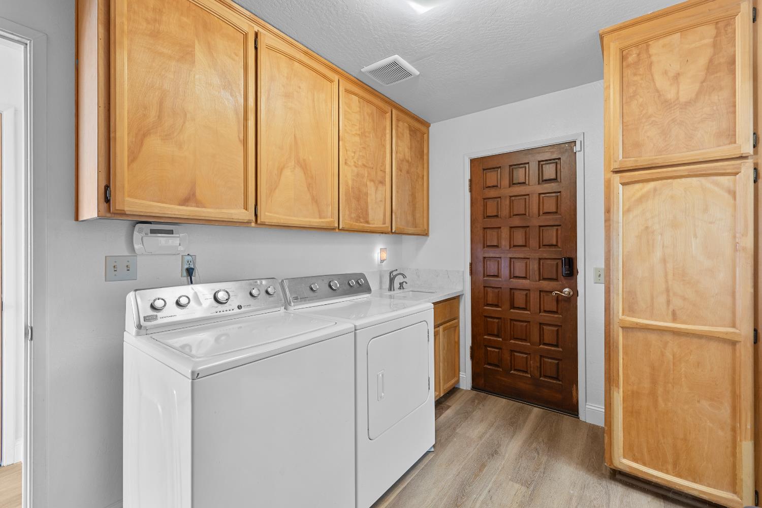 11700 Quail Road Auburn, CA 95602 - Photo 12 of 44 Laundry Area