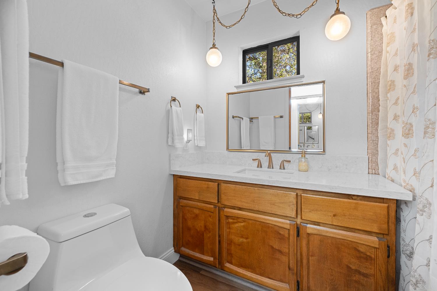 11700 Quail Road Auburn, CA 95602 - Photo 21 of 44 Primary Bath (Upstairs)