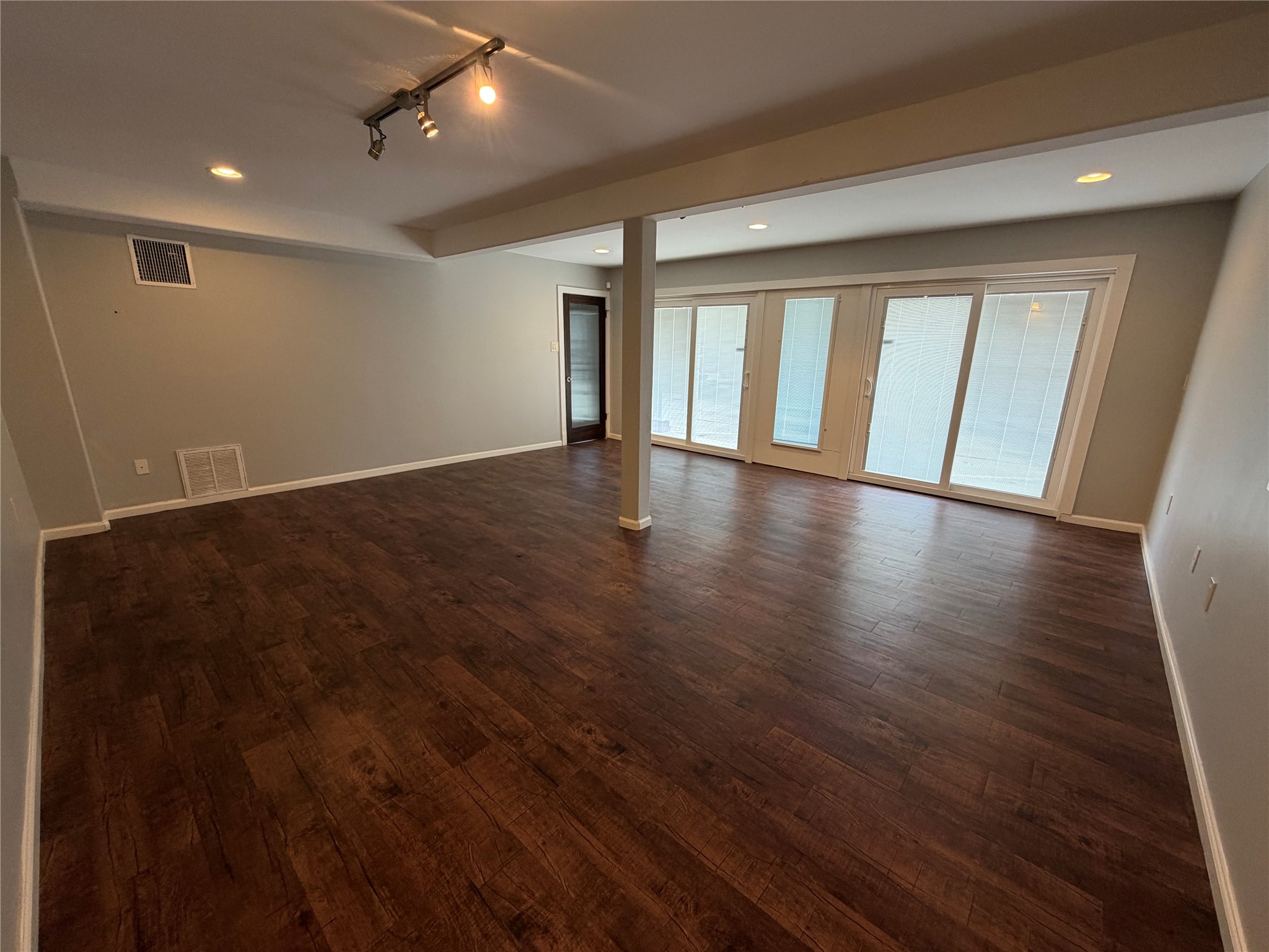 102 East 5th Street Houston, TX 77007 - Photo 37 of 44 1st Floor Room- looking towards entry door