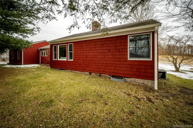 a view of front of a house with a yard