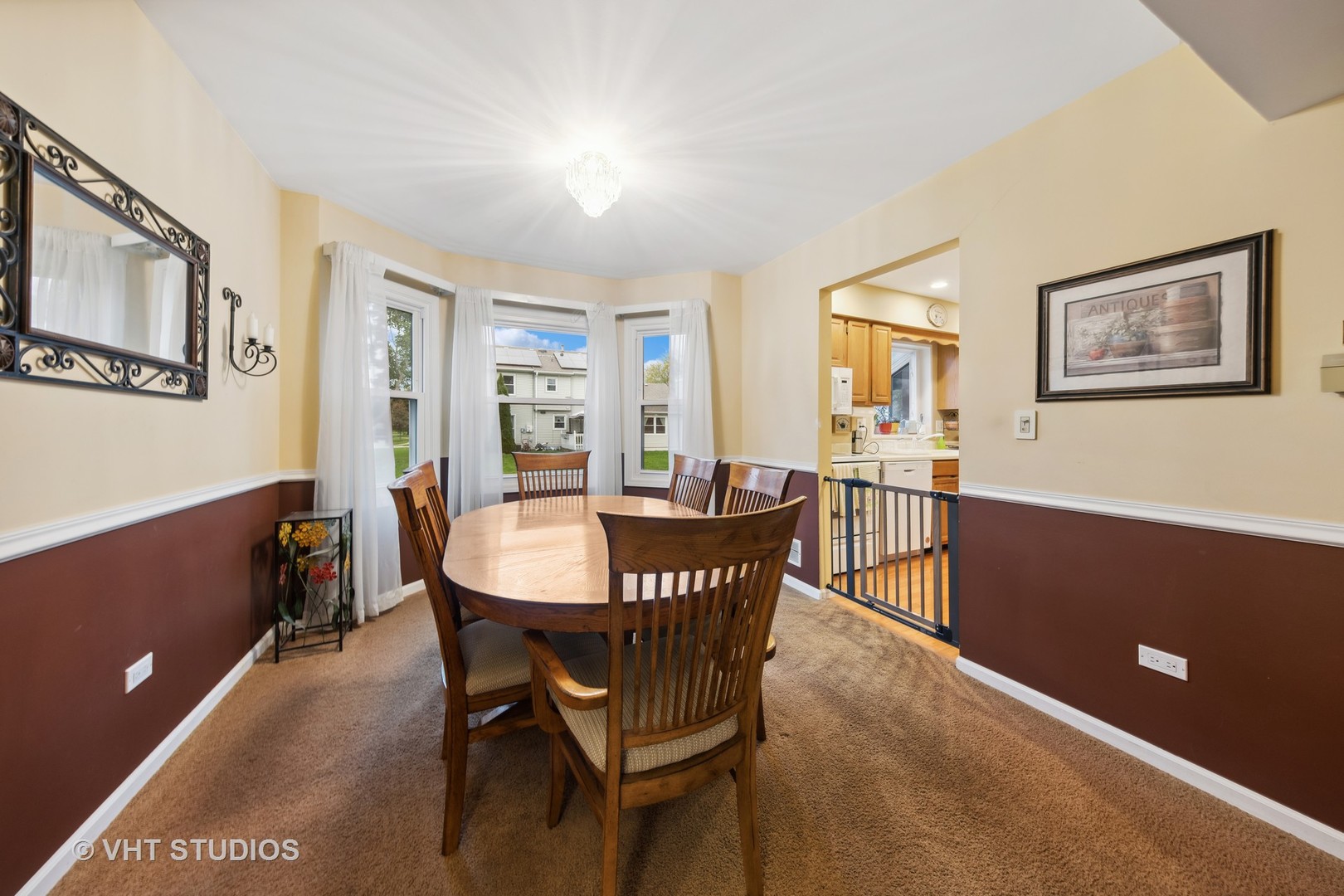 2120 Savannah Road Elgin, IL 60123 - Photo 6 of 26 a dining room with furniture and window