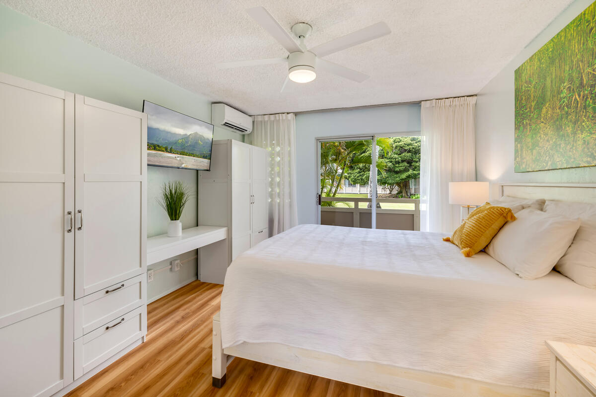 525 Aleka Loop, Unit E3 Kapaa, HI 96746 - Photo 11 of 23 a spacious bedroom with a bed and a window