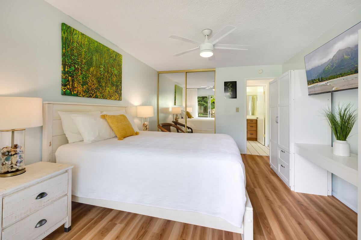 525 Aleka Loop, Unit E3 Kapaa, HI 96746 - Photo 13 of 23 a bedroom with a bed and a potted plant