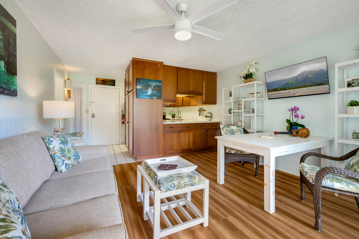 525 Aleka Loop, Unit E3 Kapaa, HI 96746 - Photo 4 of 23 a living room with furniture and a table