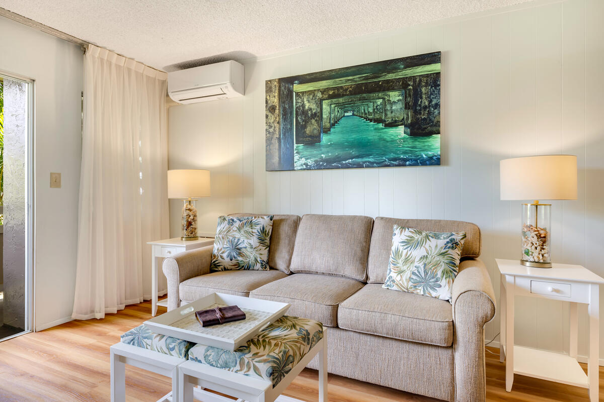 525 Aleka Loop, Unit E3 Kapaa, HI 96746 - Photo 5 of 23 a living room with furniture and a window