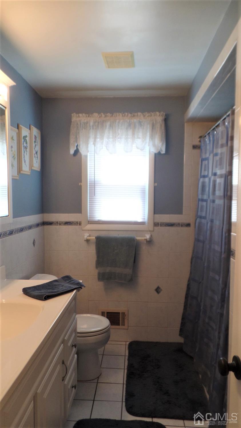 204 Jeffery Road Colonia, NJ 07067 - Photo 9 of 10 Main Bathroom