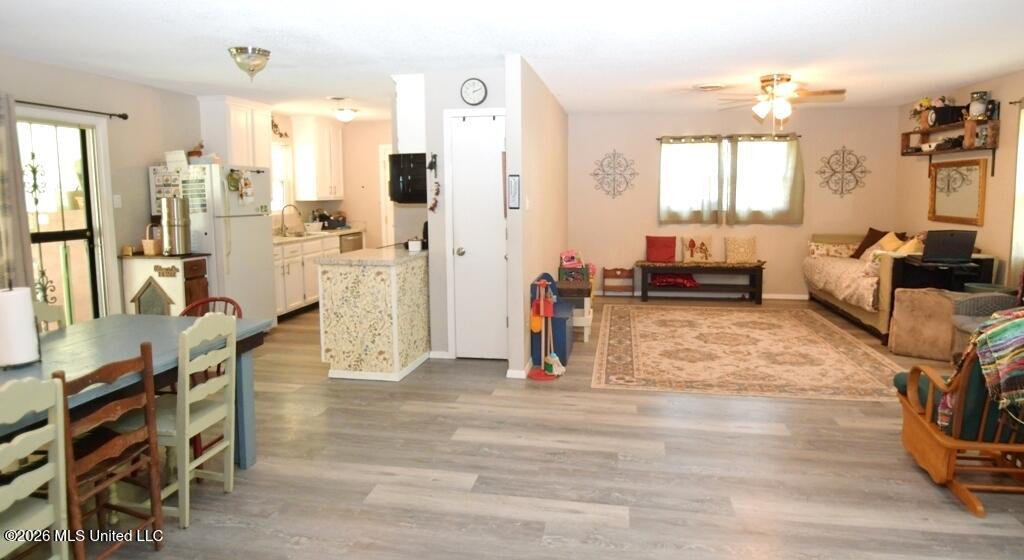725 Shinault Road Byhalia, MS 38611 - Photo 14 of 39 Great Room/Kitchen View