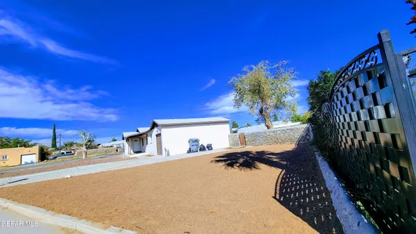 a view of a backyard