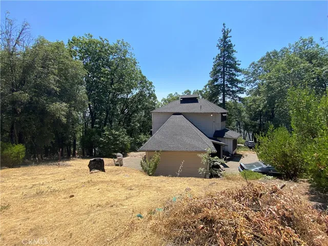 a view of a back yard of the house