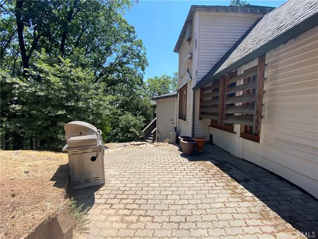 a view of back yard of the house