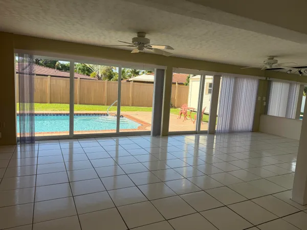 a view of a backyard