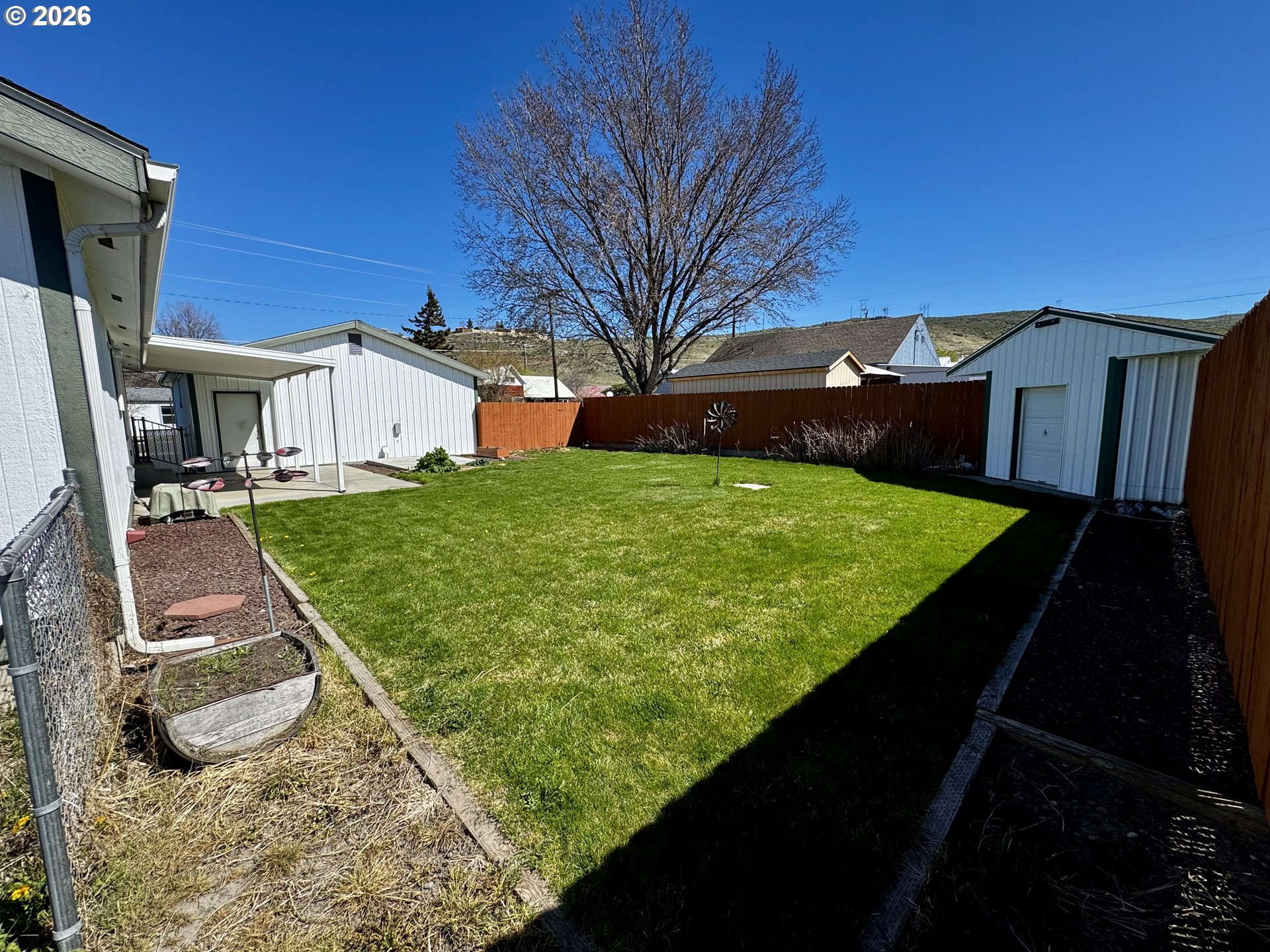 1070 Grove Street Baker City, OR 97814 - Photo 21 of 30 a view of a backyard with brick wall