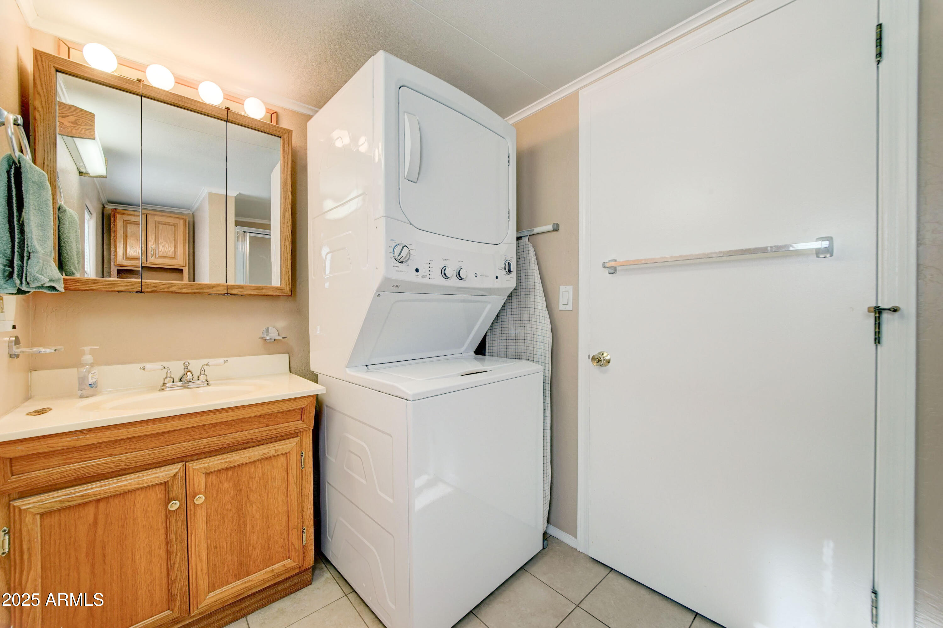 111 South Greenfield Road, Unit 440 Mesa, AZ 85206 - Photo 21 of 31 a utility room with dryer and washer