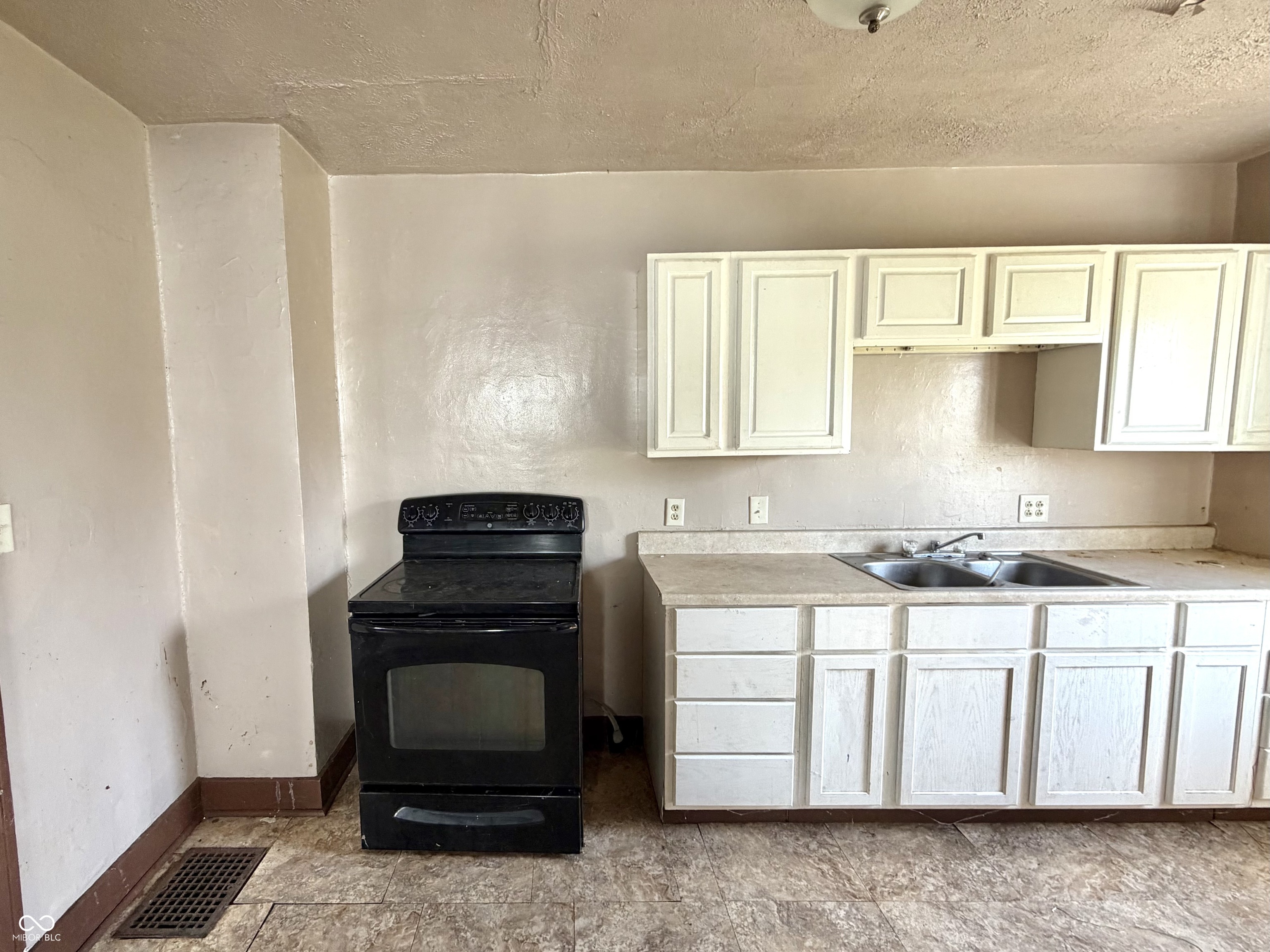 1121 East 30th Street Anderson, IN 46016 - Photo 6 of 20