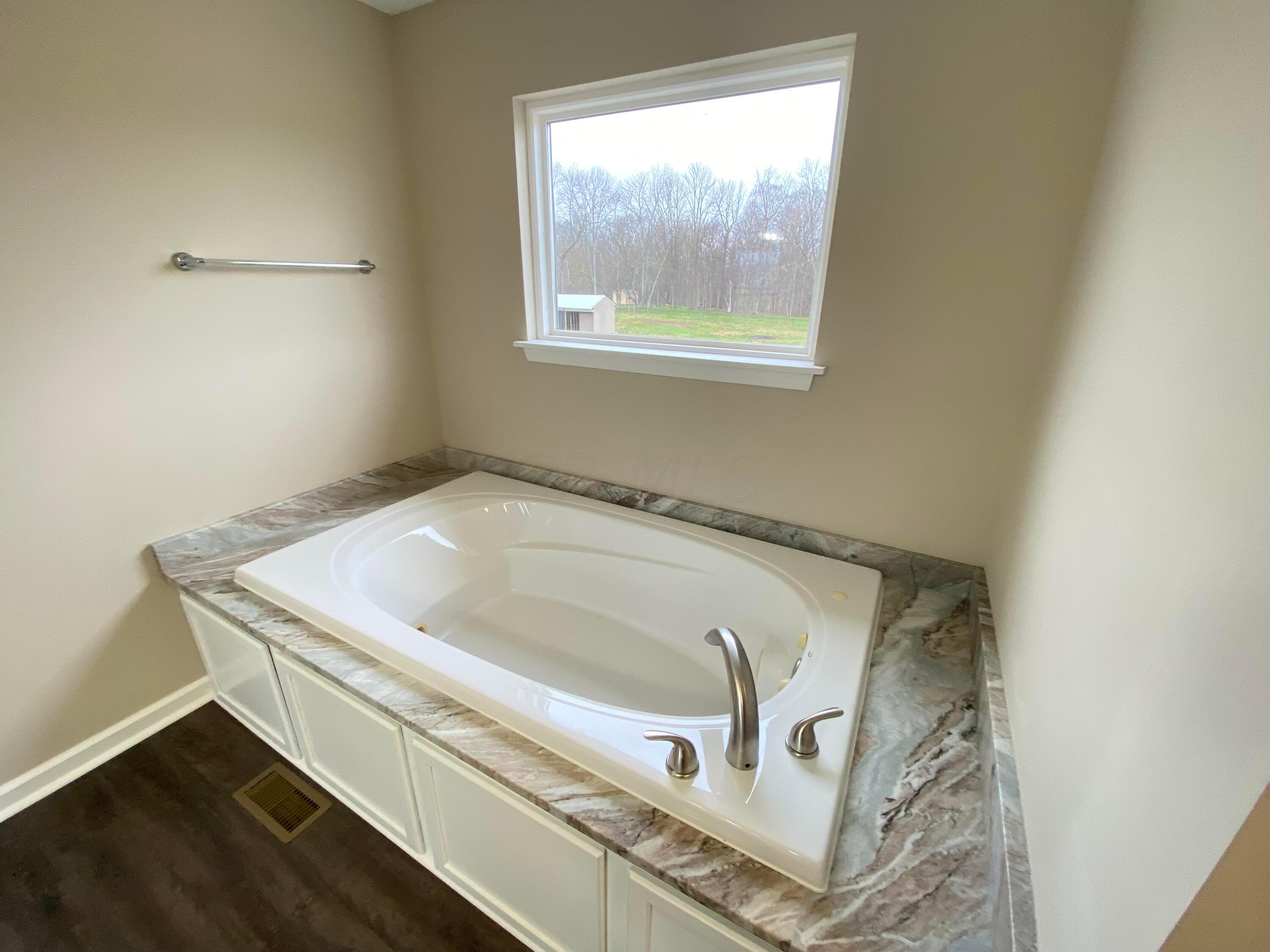8012 Panhandle Road Southeast Newark, OH 43056 - Photo 28 of 47 Master Bath