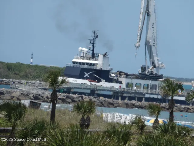 a view of a grassy area