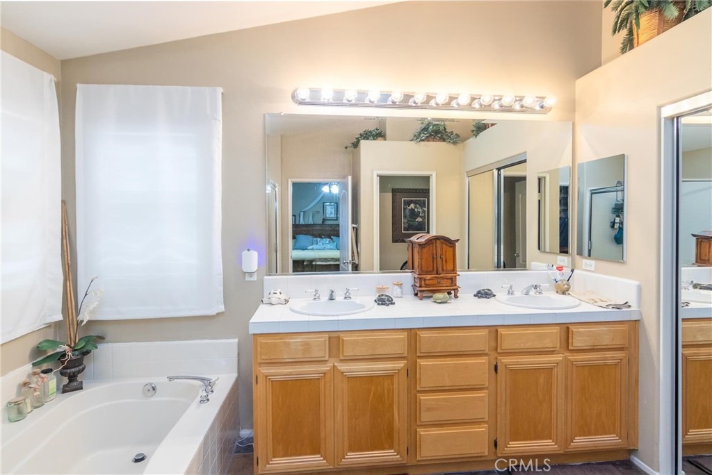 28318 Santa Catarina Road Saugus, CA 91350 - Photo 20 of 32 Primary Bathroom