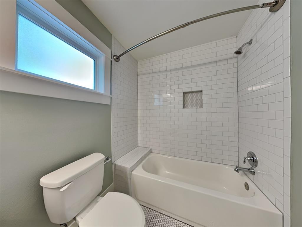 5536 Tremont Street Dallas, TX 75214 - Photo 18 of 21 a bathroom with a toilet a sink and bathtub