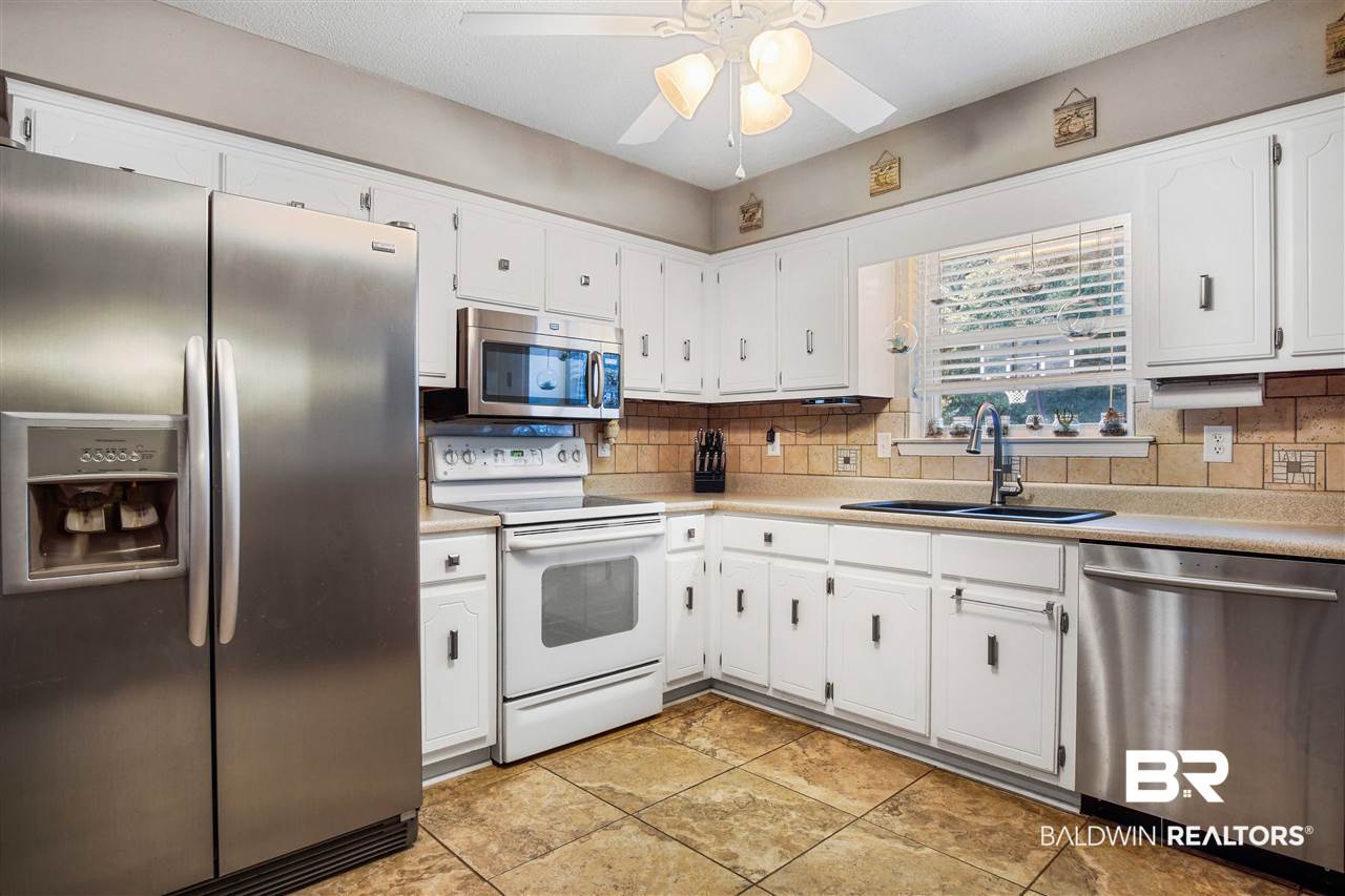 6681 David Drive South Theodore, AL 36582 - Photo 10 of 31 Kitchen