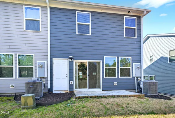 a view of front of a house with a yard