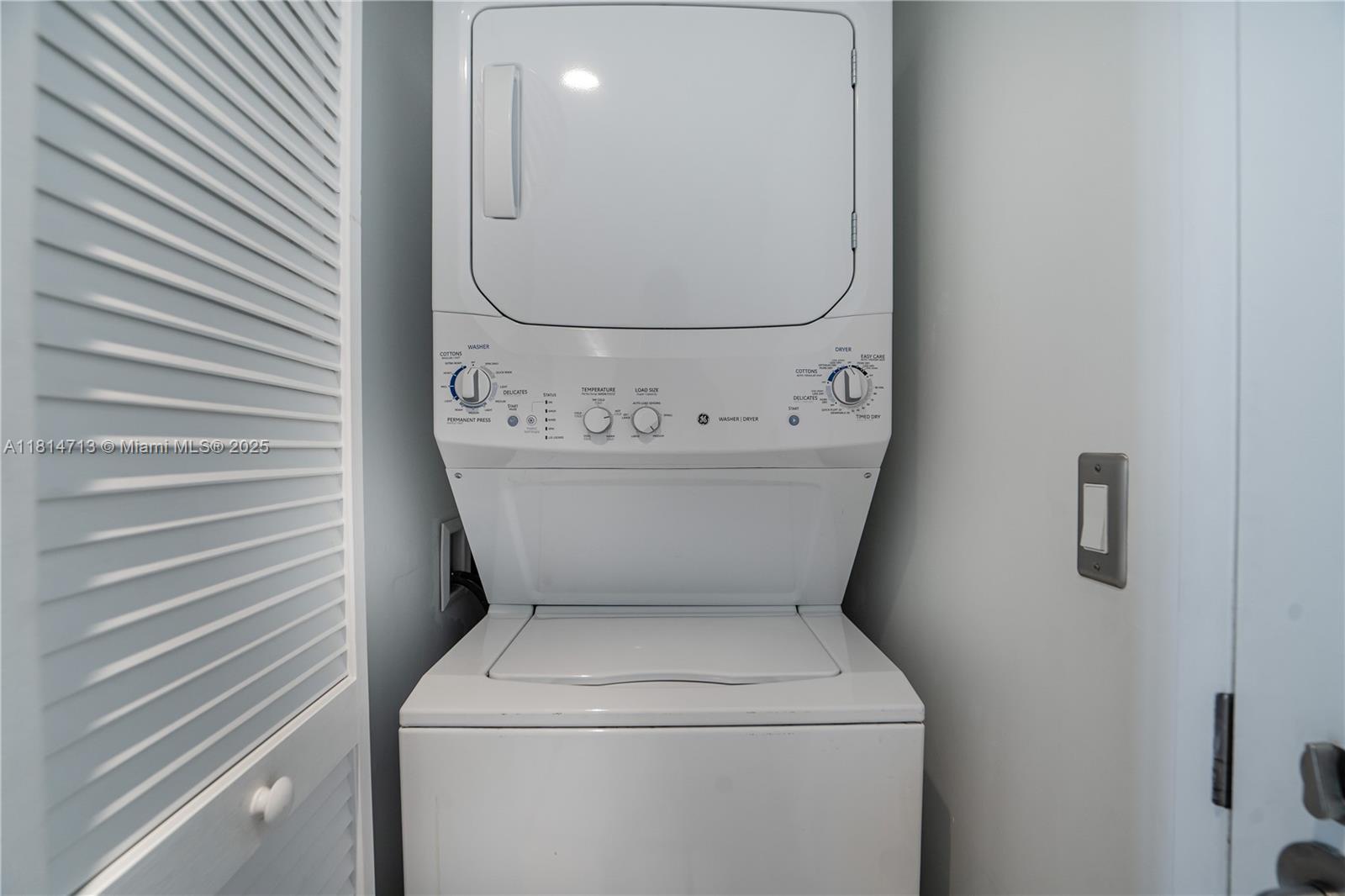 31 Southeast 6th Street, Unit 2205 Miami, FL 33131 - Photo 13 of 25 a utility room with dryer and washer