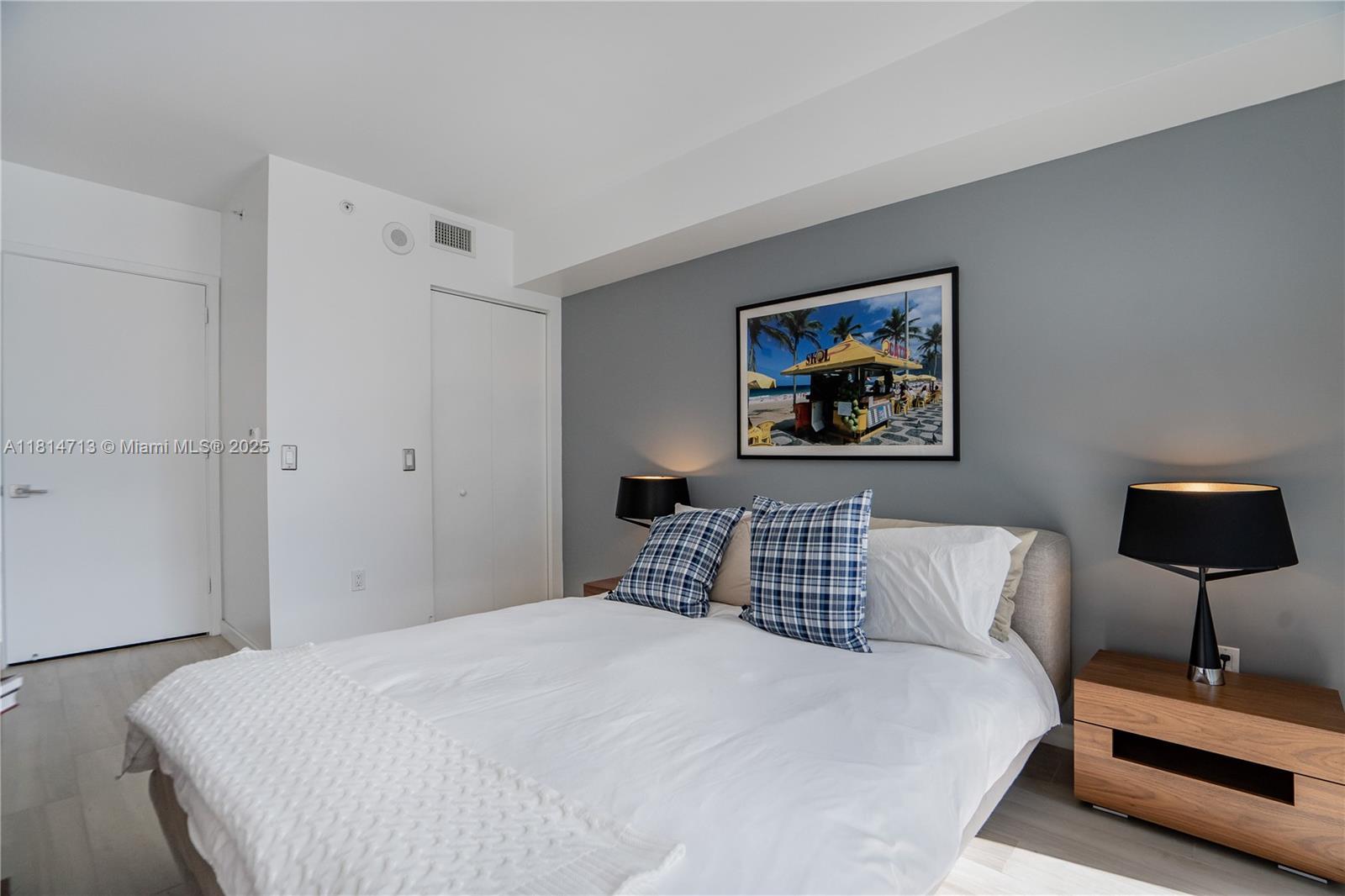 31 Southeast 6th Street, Unit 2205 Miami, FL 33131 - Photo 9 of 25 a bedroom with a bed and a lamp