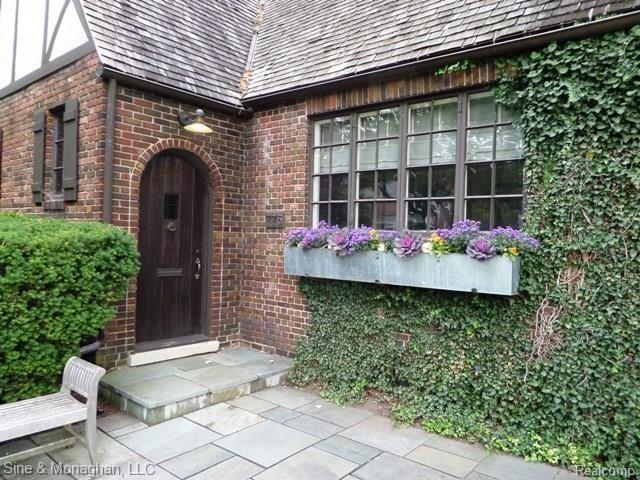 775 Rivenoak Street Birmingham, MI 48009 - Photo 4 of 40 ENTER THE FRONT DOOR TO THIS GORGEOUS CLASSIC TUDOR