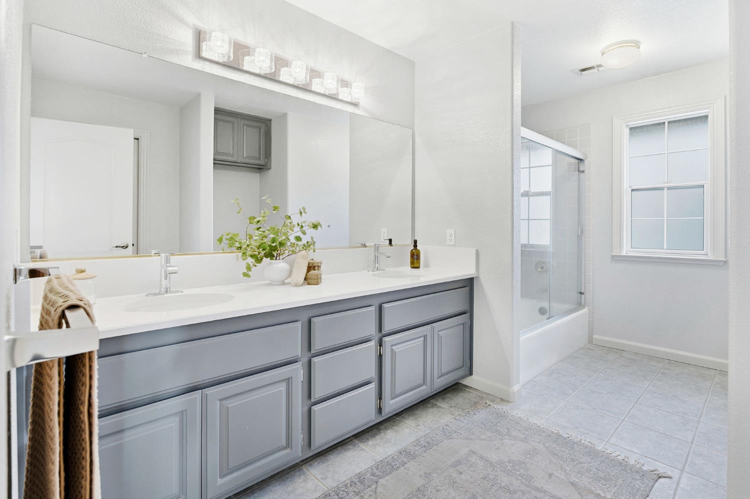 3723 Modoc Place Davis, CA 95618 - Photo 21 of 27 Large upstairs bathroom