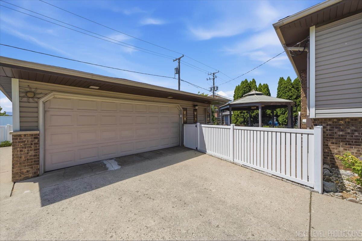 754 North Michigan Street Elmhurst, IL 60126 - Photo 26 of 32 a view of a porch