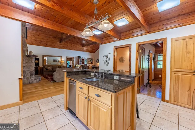 a view of an house with backyard and garden